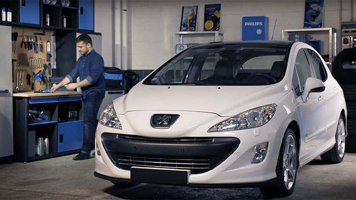 N&auml;in vaihdat Peugeot 308:n ajovalopolttimot